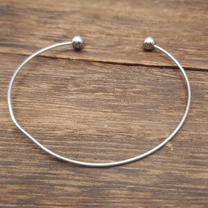 Silver tone ball cuff bracelet B0604